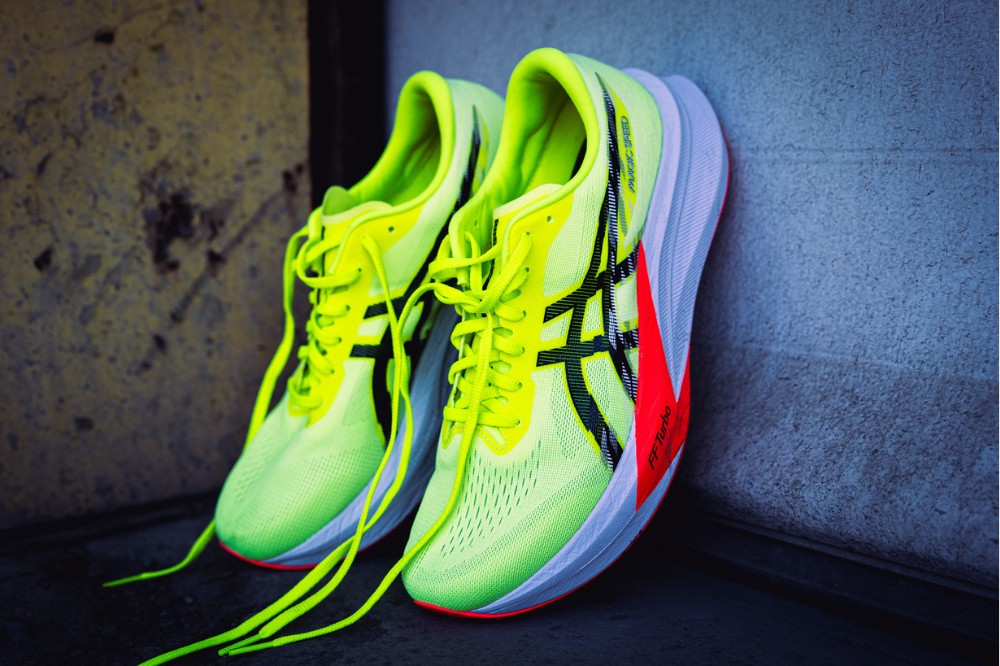 asics magic speed 4 - both shoes wall