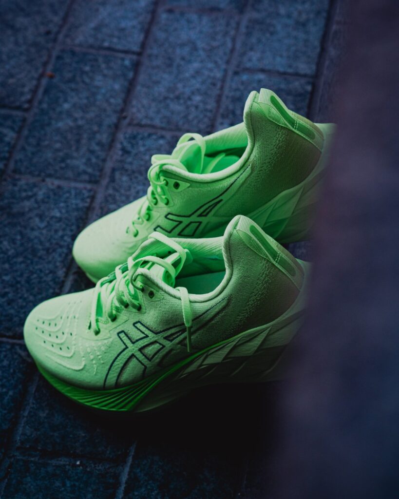asics novablast 4 - vertical men wall