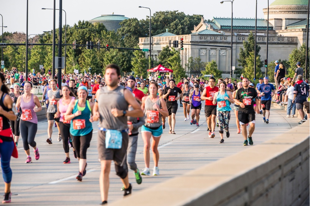 chicago marathon - runners on course