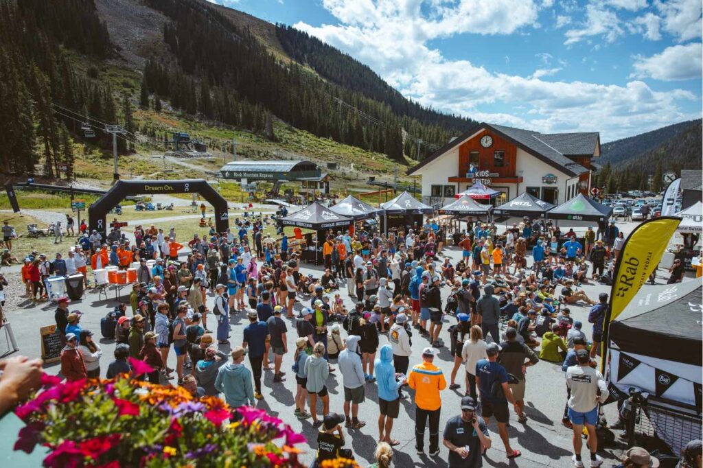 start crowd at a mountain trail race