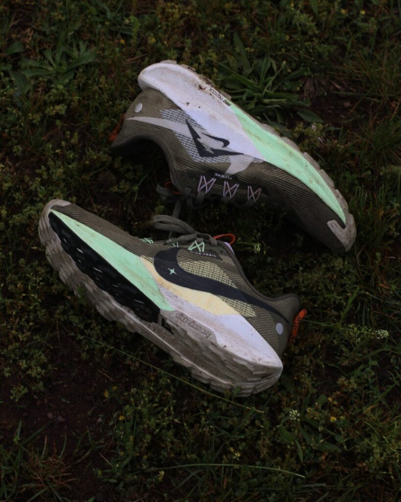 nike peg trail 5 - vertical - in grass
