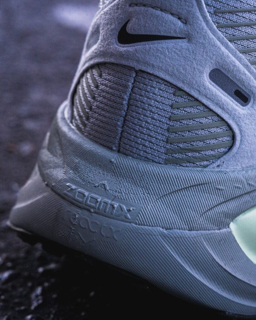 nike vomero 18 - heel logo