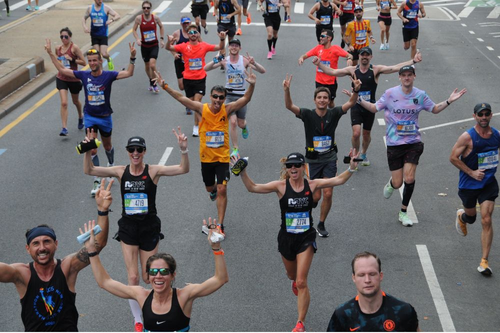 nyc marathon - runners in street