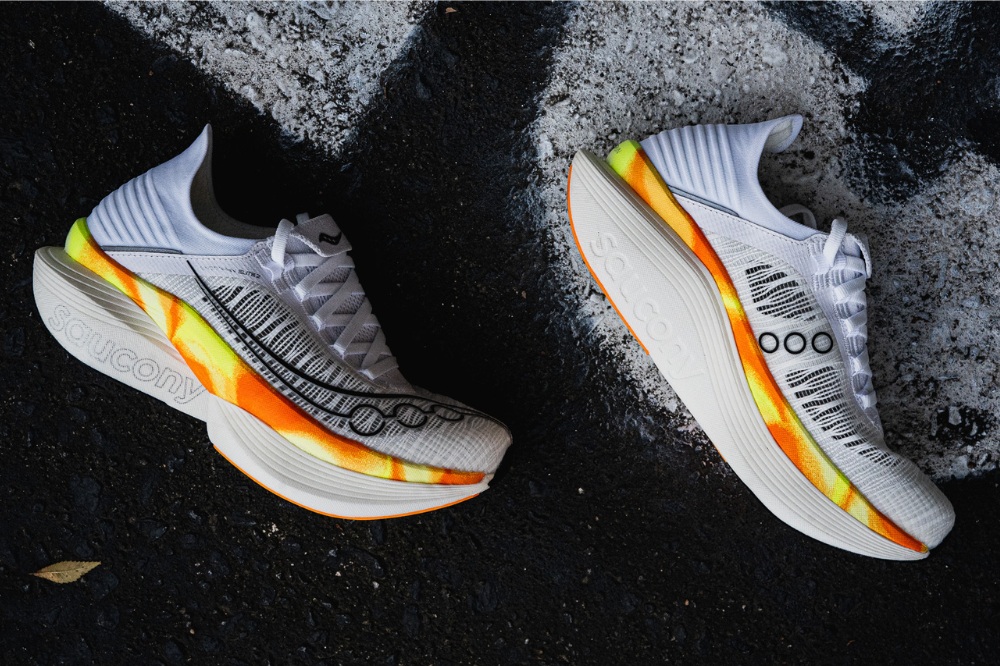 saucony endorphin elite 2 - both shoes sidewalk